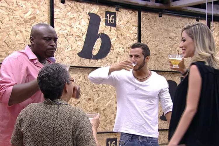 BBB16 - Candidatos ao BBB16 brindam Reprodução/BBB/TV Globo