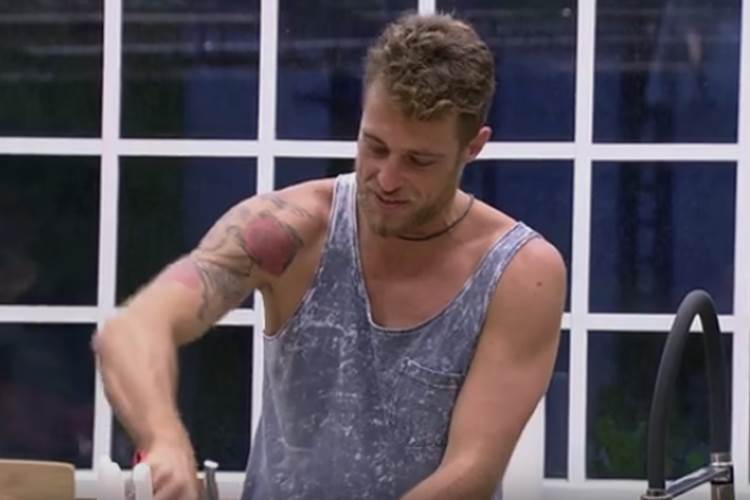 BBB16 - Daniel cozinhando TV Globo/Reprodução