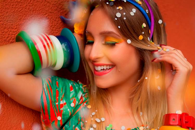 Em clima de folia, Carla Diaz faz ensaio de moda