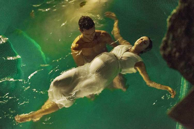 Grávida, Sophie Charlotte exibe barrigão em piscina com o marido