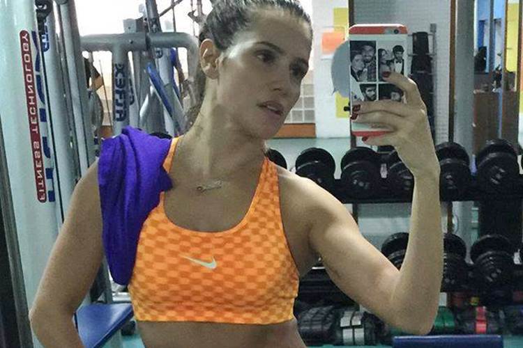 Deborah Secco exibe barriguinha sequinha