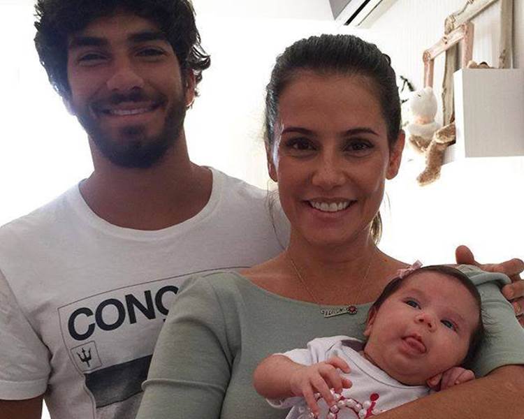 Marido de Deborah Secco se divide com atriz nos cuidados da filha