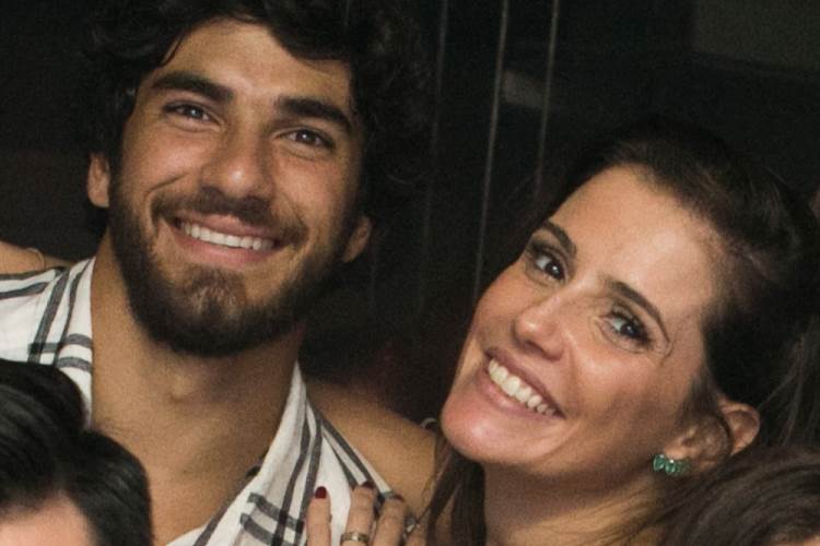 Deborah Secco e o marido curtem show no Rio