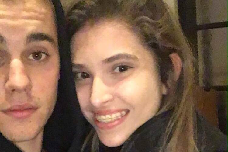 Andréa Nóbrega ajuda filha a tirar foto com Justin Bieber