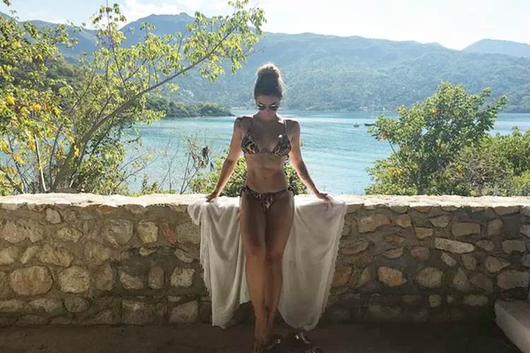 De biquíni, Kelly Key mostra barriga sarada