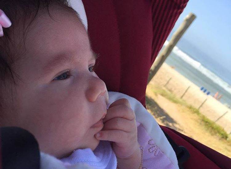 Deborah Secco posta foto da filha