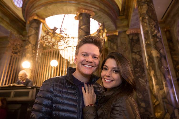 Michel Teló e Thaís Fersoza se divertem no Universal Orlando