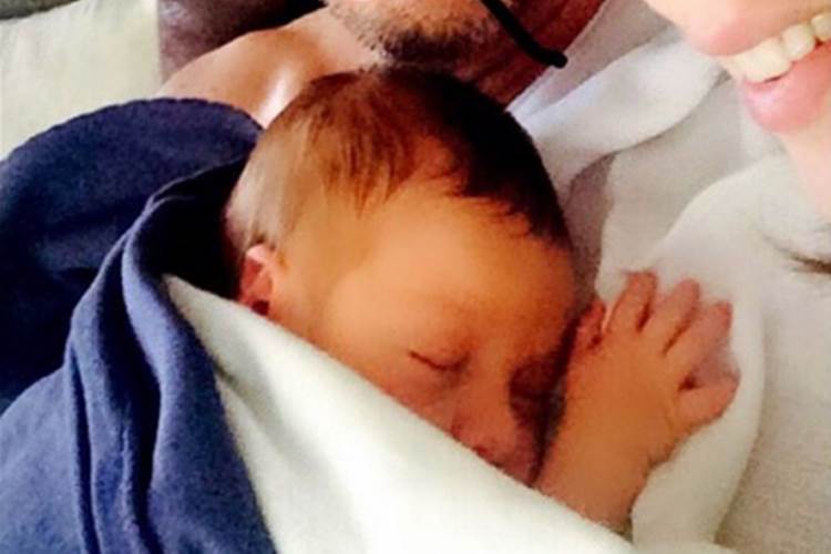 Alexandre Nero mostra o rosto do filho pela primeira vez