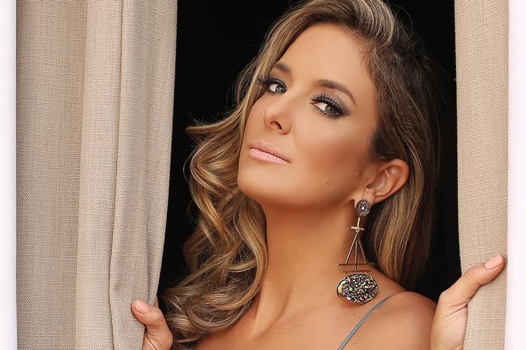 Ticiane Pinheiro posa para ensaio de moda