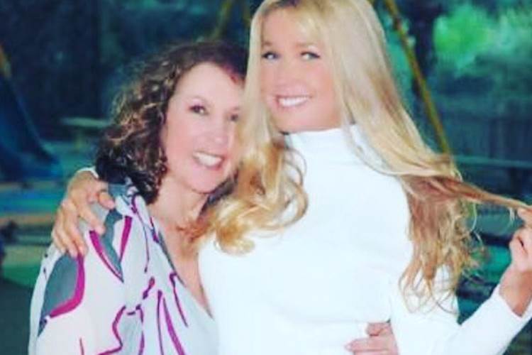 Xuxa faz homenagem no dia do aniversário da mãe