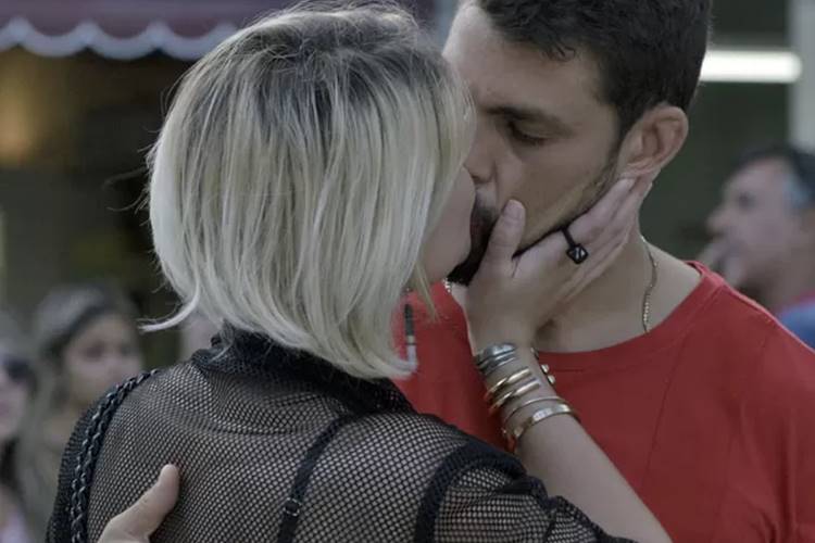 A Regra do Jogo - Belisa beija Juliano Reprodução/TV Globo