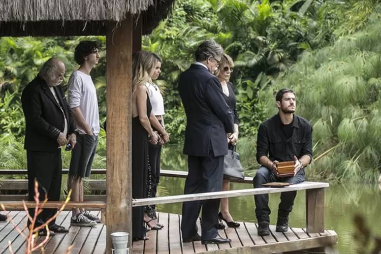 A Regra do Jogo - Cremação de Romero deixa familia emocionada Inácio Moraes/ Gshow/Reprodução