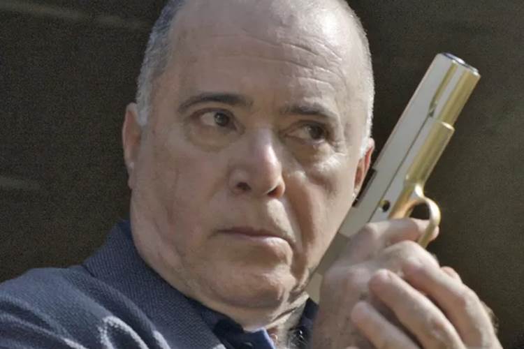 A Regra do Jogo - Ze Maria chega armado para resgatar Kiki TV Globo/Reprodução