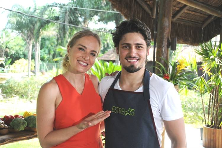 Daniel Rocha testa talentos culinários no ‘Estrelas’