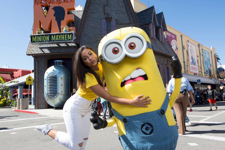 Anitta se diverte em parques em Orlando