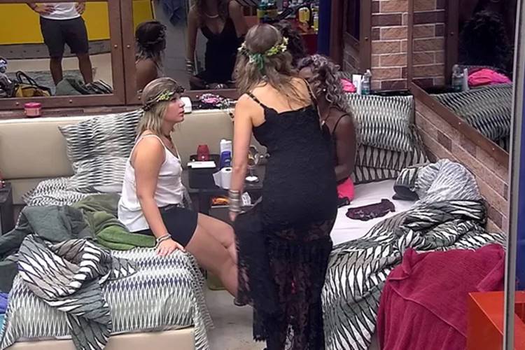 BBB16 - Ana chama Adelia para festa Reprodução/BBB/TV Globo