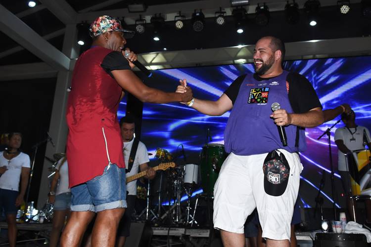 Tiago Abravanel canta com Beto Jamaica e Compadre Washington em Salvador