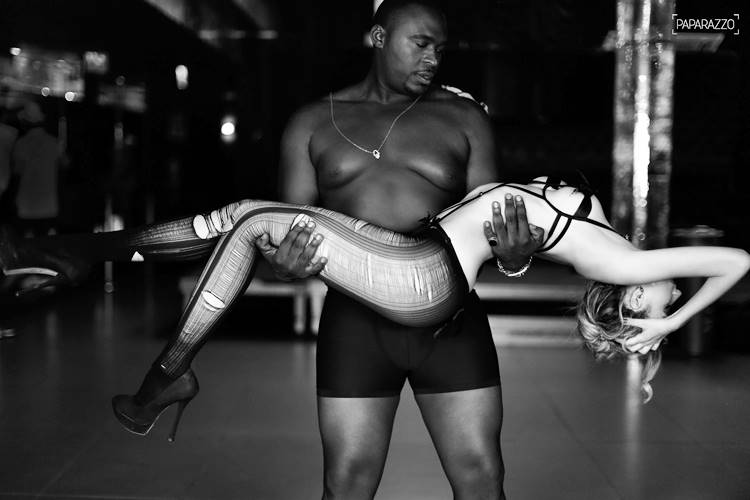 William Blackout e Fernanda Liberato posam juntos para ensaio sensual