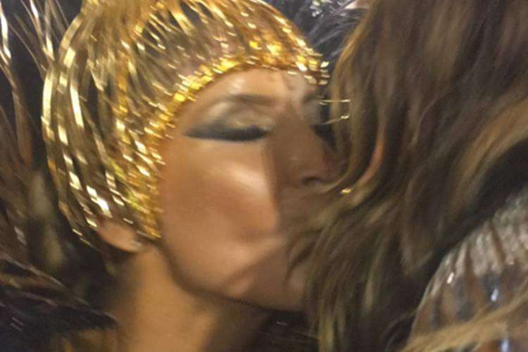 Sabrina Sato e Claudia Leitte dão selinho em desfile de Carnaval