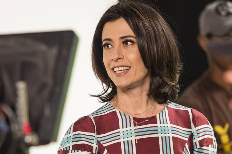 Fernanda Torres cai do cavalo e fratura vértebra