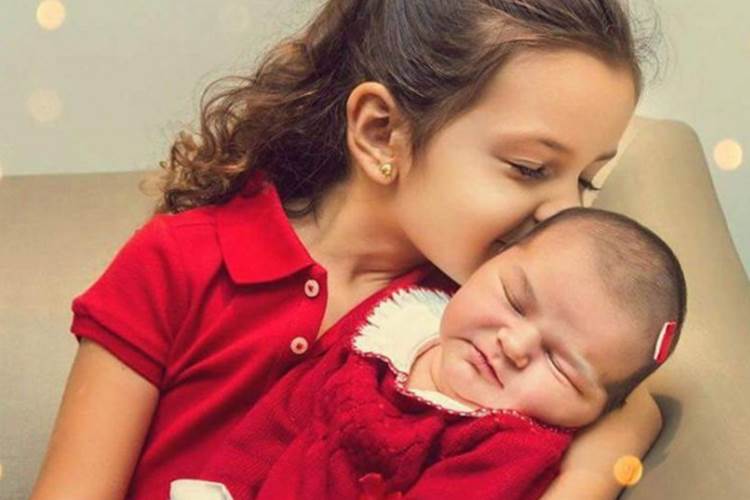 Mariana Belém mostra pela primeira vez o rostinho da filha recém-nascida