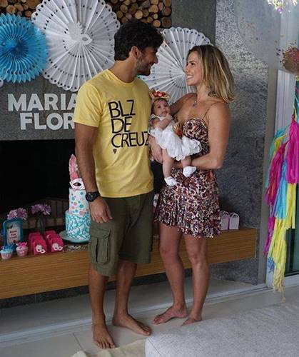 Hugo Moura e Deborah Secco com a filha2 Reprodução/Facebook/Deborah Secco