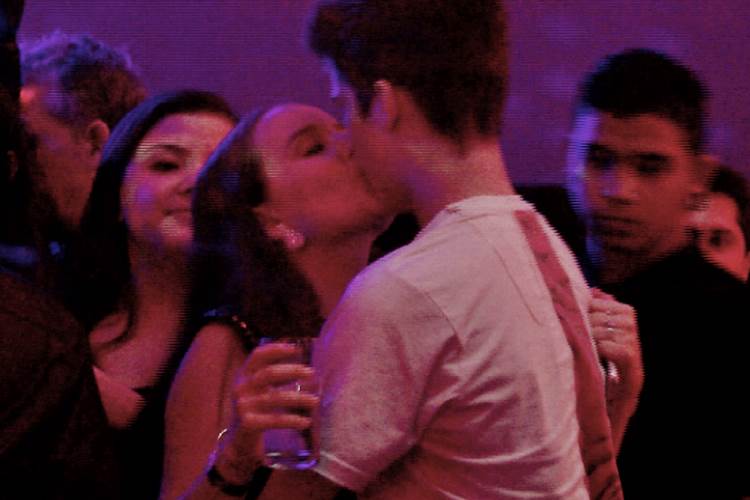 Larissa Manoela e João Guilherme aos beijos Divulgação/Rede TV