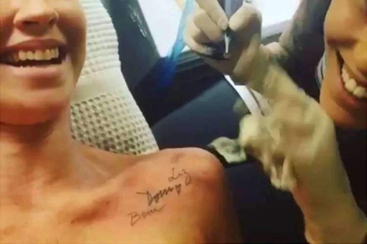 Luana Piovani mostra tatuagem Reprodução/Instagram/luapio