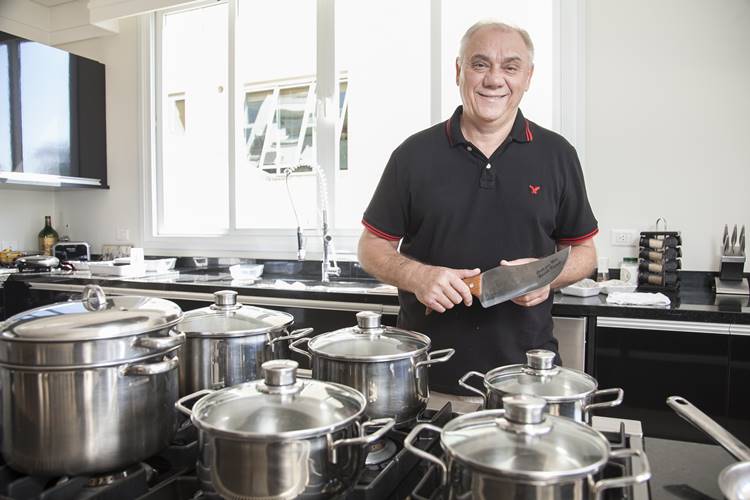 Marcelo Rezende mostra seu lado gourmet em programa na internet
