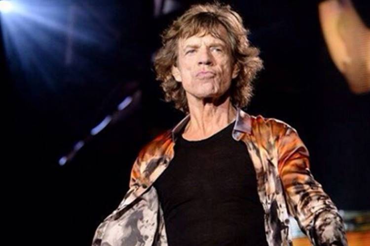 Mick Jagger pega três mulheres em festinha no Rio