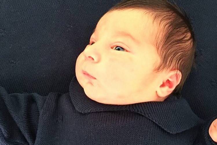 Sandro Pedroso posta foto do rostinho do filho recém-nascido