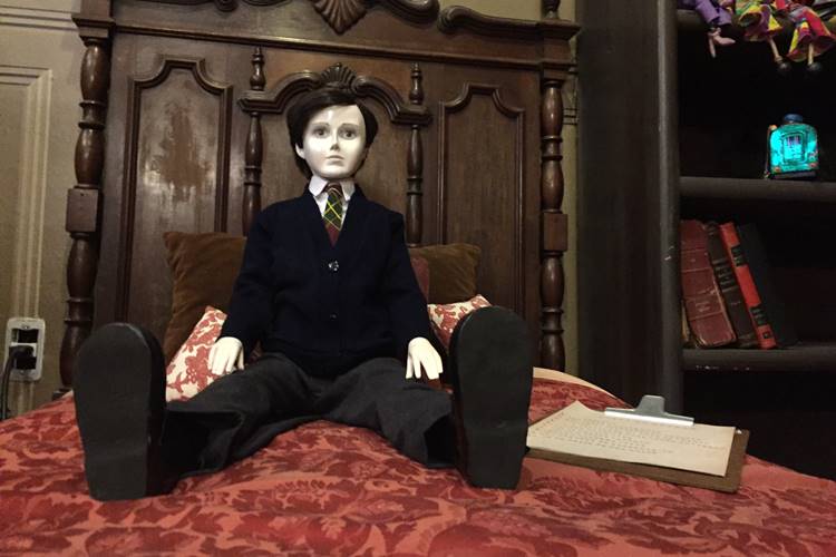 Programa Silvio Santos exibe pegadinha inédita ‘Boneco do Mal’