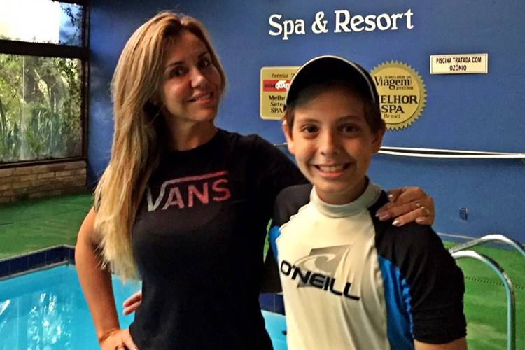 Renata Banhara descansa em SPA ao lado do filho