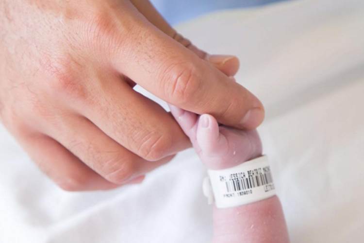 Sandro Pedroso posta foto da mãozinha do filho recém-nascido