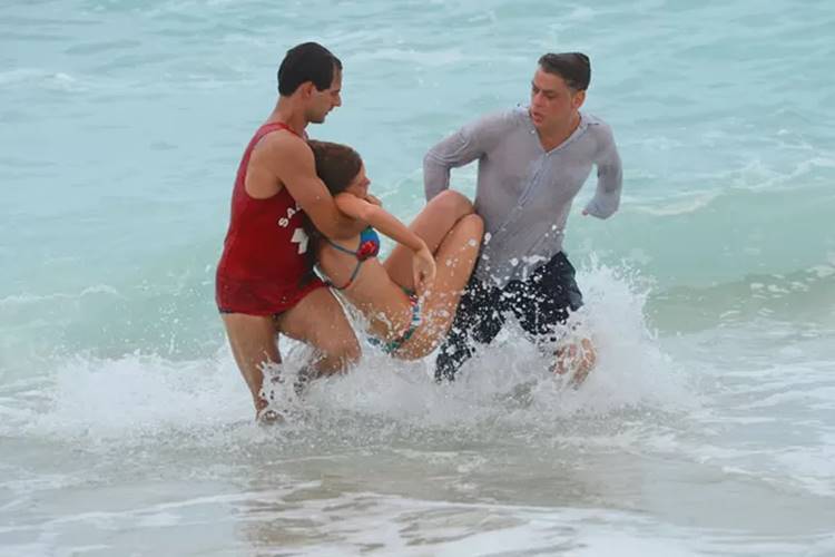 Totalmente Demais - Eliza se afoga Pedro Carrilho/Gshow/Reprodução