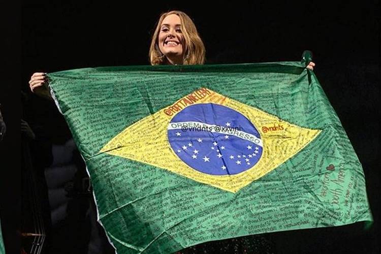 Adele exibe bandeira do Brasil e promete show no país - 101.7 - Mais FM -  Santa Rosa e Santo Cristo