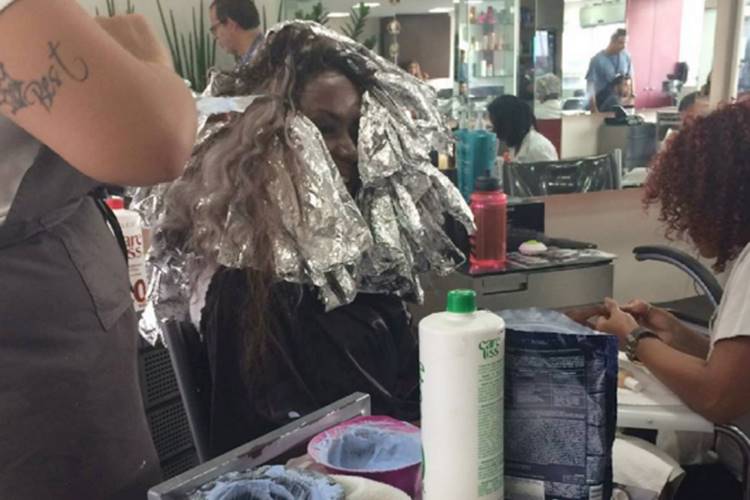 Ex-BBB Adélia mostra mudança de visual