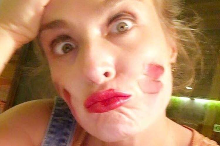 Angélica exibe make feita pelos filhos