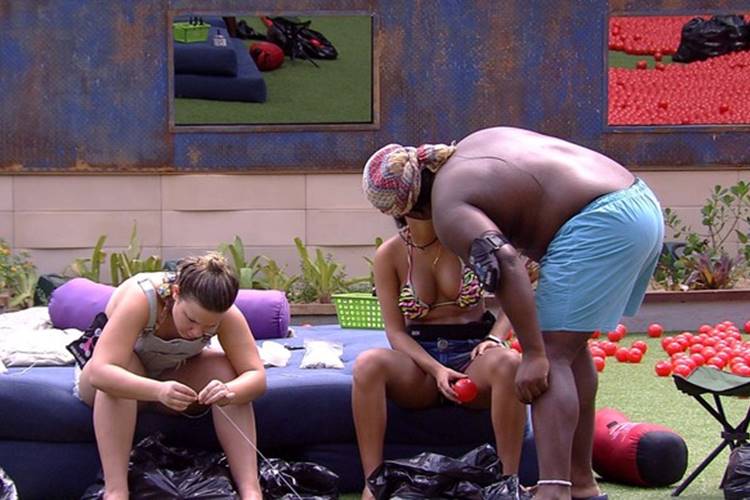 BBB16 - Ronan tenta dar selinho em Munik BBB/TV Globo/Reprodução