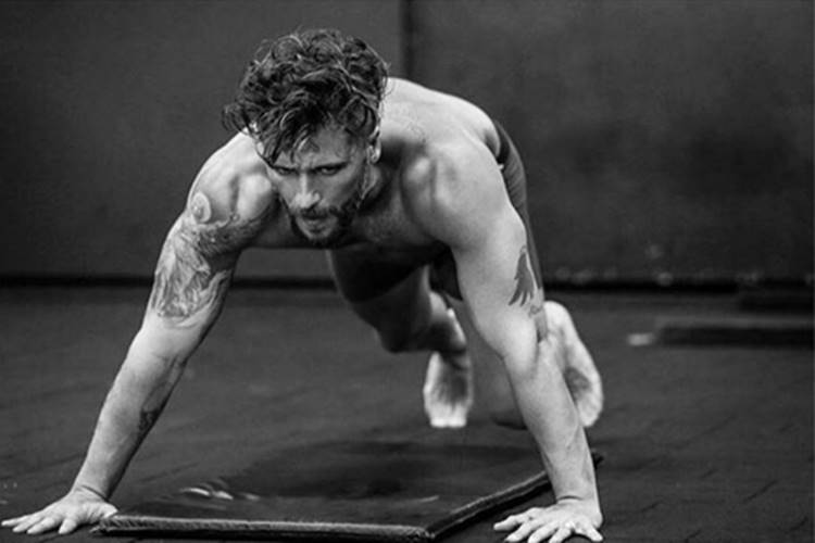 Bruno Gagliasso exibe boa forma em dia de treino