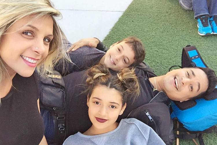 Carla Perez deixa o Brasil para passar um ano em Orlando