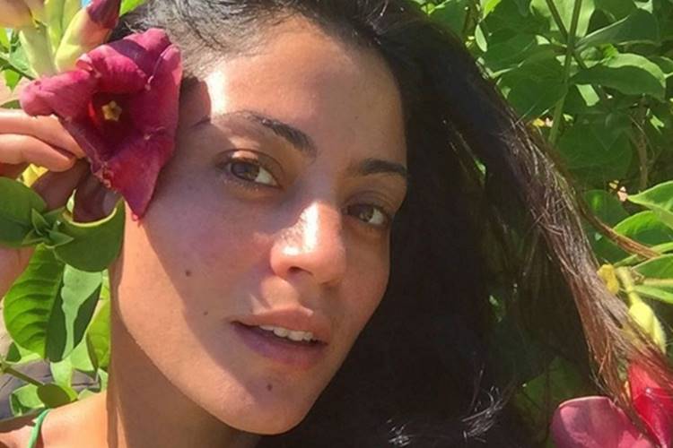 Grávida, Carol Castro celebra o Dia do Beijo com namorado