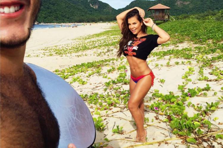 Fernanda Souza exibe corpinho sarado em ensaio