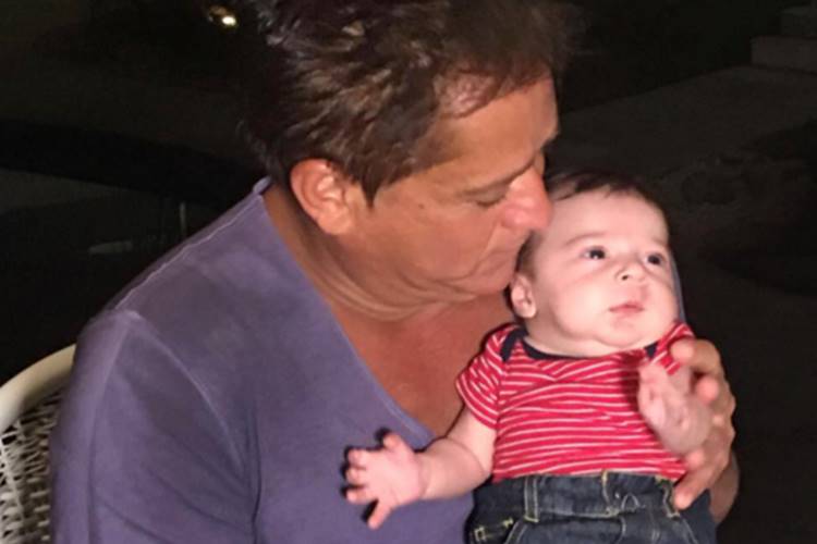 Leonardo com o neto Reprodução/Instagram/jessicabeatrizcosta