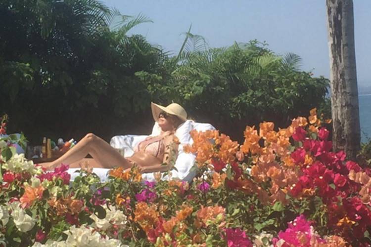 Lucero tomando sol Reprodução/Instagram/luceromexico