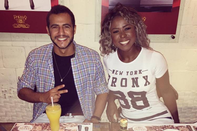 Matheus e Adélia se reencontram e jantam juntos