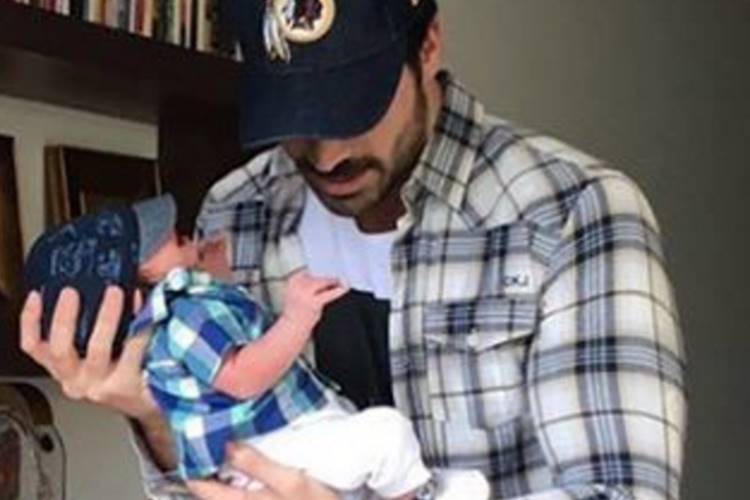 Rodrigão e filho posam com looks iguais