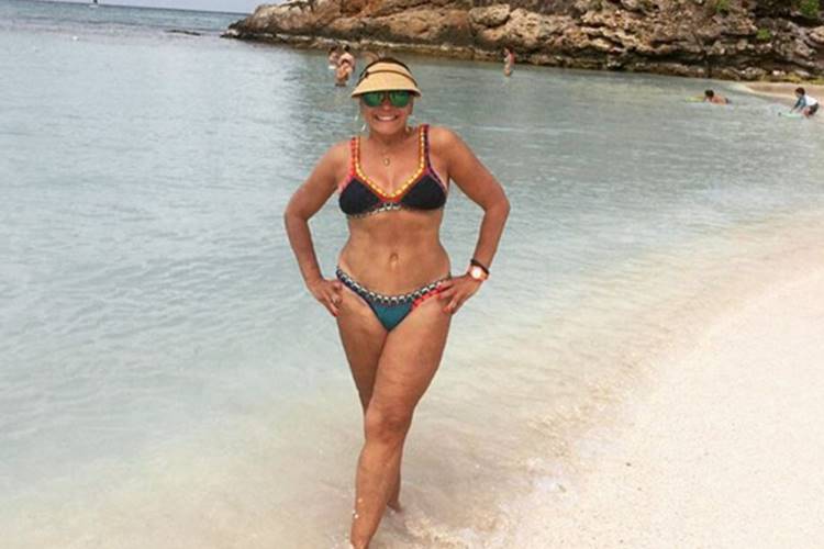 Susana Vieira posa de biquíni
