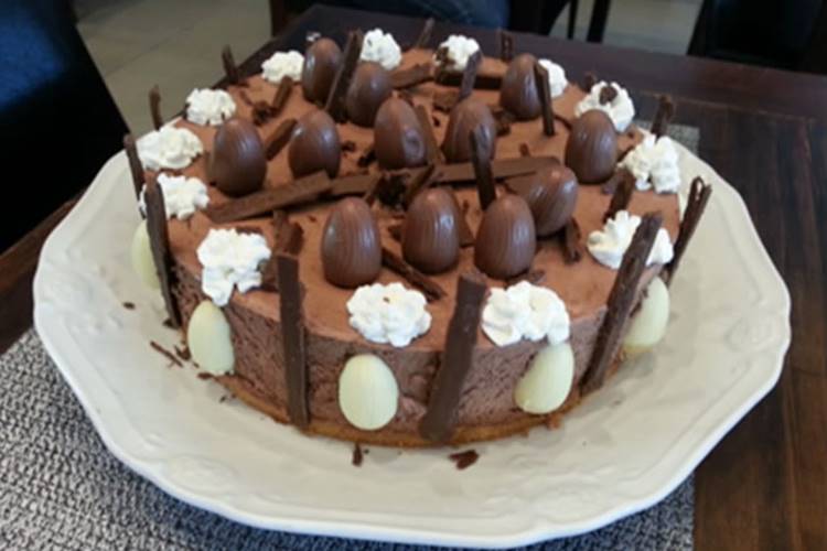 Torta Mousse de Chocolate com Ovos de Páscoa Divulgação