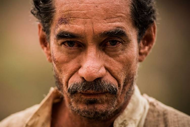 Belmiro leva tiro e evita a morte de Santo